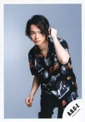 【中古】生写真(ジャニーズ) A.B.C-Z/戸塚祥太/膝上・衣装黒茶オレンジ白・左手上げ耳元・目線右・背景グレー/公式生写真