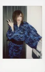 【中古】生写真(男性) SAVAGE/Ayuto/膝上・衣装青・浴衣・迷彩柄・右手ピース・左手横・目線左上・口開け・背景グレー/生チェキ