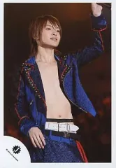 【中古】生写真(ジャニーズ) Kis-My-Ft2/玉森裕太/ライブフォト・膝上・衣装青・上半身はだけ・白ベルト・右手下・左手上/公式生写真