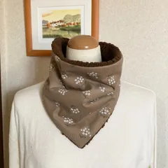 三角形のネックウォーマー（スモーキーブラウン白小花柄&シープボア）内ボア4色から選べます