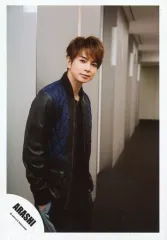 【中古】生写真(ジャニーズ) 嵐/松本潤/膝上・衣装黒青・右手ポケット・体右向き・やや前屈み/「復活LOVE」PV＆ジャケ写撮影オフショット/公式生写真