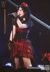 【中古】生写真(AKB48・SKE48) 月足天音/ライブフォト・膝上・衣装黒・赤・両手マイクスタンド/HKT48 チームTII「手をつなぎながら」クリスマス公演 ランダム生写真 2019.12.25