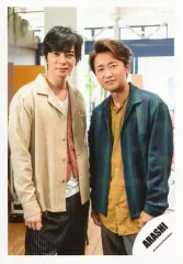 【中古】生写真(ジャニーズ) 嵐/松本潤・大野智/膝上・衣装ベージュ緑・体向かい合わせ・顔正面/シングル「君のうた」MV＆ジャケ写撮影オフショット/公式生写真