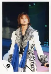 【中古】生写真(ジャニーズ) Kis-My-Ft2/北山宏光/ライブフォト・膝上・衣装黒白青・ファー・左手マイク・目線右/公式生写真