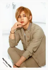 【中古】生写真(ジャニーズ) Hey! Say! JUMP/山田涼介/膝上・衣装ベージュ・白・右手顎・体左向き・目線右・背景白/アルバム「DEAR.」ジャケ写撮影オフショット/公式生写真