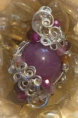 深い赤色のルビー（１０ｍｍ）　ペンダント