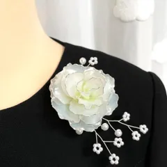 白薔薇のコサージュ ＊ディップフラワー ＊アメリカンフラワー ＊入学式 ＊卒業式