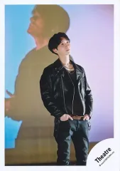 【中古】生写真(STARTO) Snow Man/渡辺翔太/膝上/「DREAM BOYS」グッズオフショット/公式生写真