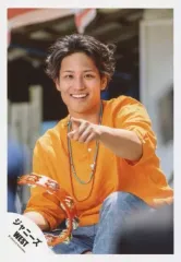 【中古】生写真(ジャニーズ) ジャニーズWEST/桐山照史/膝上・座り・衣装黄・ネックレス・タンバリン・左手指差し・顔正面/『人生は素晴らしい』PV＆ジャケ写撮影/公式生写真