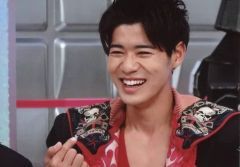 [중고]생사진(남성) BOYS AND MEN/츠지모토 타츠키/가로형·바스트 업·의상 블랙·레드·왼쪽 방향·입 열기·웃는 얼굴·오른손 올려/[보이멘☆기사]생 사진