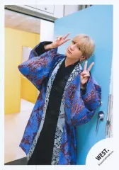 【中古】生写真(STARTO) WEST./藤井流星/膝上/「WEST. 10周年記念展　関西七色男大祭り」グッズオフショット/公式生写真