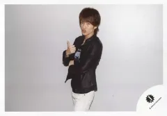 【中古】生写真(ジャニーズ) Snow Man/深澤辰哉/横型・膝上・衣装黒・白・右手親指立て・口尖らせ・体左向き・背景白/「DREAM BOYS 2014」パンフレット撮影オフショット/公式生写真