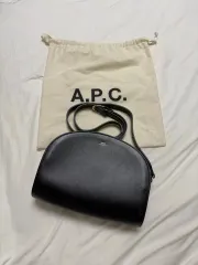 Apc A.P.C(アー・ペー・セー) ハーフムーン バッグ レディースバッグ