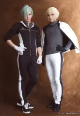 【中古】生写真(男性) 三浦宏規(髭切)・高野洸(膝丸)/全身・背景茶色・キャラクターショット/「ミュージカル『刀剣乱舞』 髭切膝丸 双騎出陣2019 ～SOGA～」ブロマイド 内番 ver.