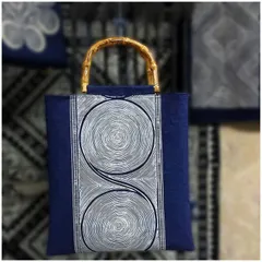 渦巻き文様【藍染×蝋染・手描き】手作り バッグ 草木染手提げバッグ 竹持ち手付き 手作り ハンドメイド ろうけつ染め 天然蠟染 草木染め 藍染 伝統手工芸／インテリア  SGYP056
