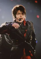 【中古】生写真(ジャニーズ) NEWS/手越祐也/ライブフォト・膝上・ジャケット黒・右手上げ・イヤホンマイク・背景黒・枠無し/公式生写真