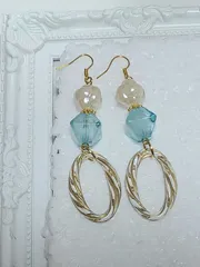 大振り　スカイブルー×ゴールドのフープピアス　夏ピアス