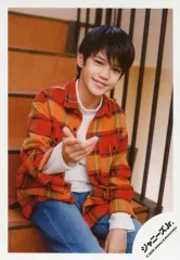 【中古】生写真(ジャニーズ) 関西ジャニーズJr./角紳太郎/膝上・階段座り・衣装赤・黄色・白・右手差出し・右向き/「関ジュ 夢の関西アイランド 2020 in 京セラドーム大阪 ～遊びにおいでや!満足 100%～」グッズオフショット/公式生写真