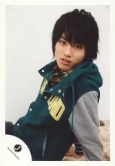 【中古】生写真(ジャニーズ) ジャニーズJr./本高克樹/上半身・衣装緑・黄色・グレー・左向き・座り・両手下・口やや開け・背景白/公式生写真