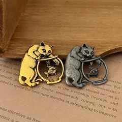 アンティーク  いたずら猫さんブローチ 金魚鉢を覗くネコさん 猫ブローチ ビンテージ