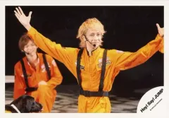 【中古】生写真(ジャニーズ) Hey! Say! JUMP/八乙女光/ライブフォト・横型・膝上・衣装オレンジ・両手上げ・目線右・後ろに薮/公式生写真