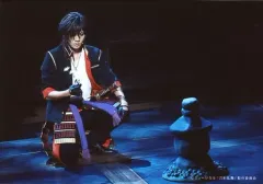 【中古】生写真(男性) 牧島輝(大倶利伽羅)/ライブフォト・横型・全身・右向き・しゃがみ・キャラクターショット/「ミュージカル『刀剣乱舞』 ～三百年の子守唄～」舞台ブロマイド 刀剣男士(戦闘ver.)