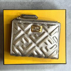 【希少/付属品完備】 FENDI フェンディ / バゲットコンパクトジップウォレット 二つ折り財布 エンボスレザー シャンパンゴールド 8M0447