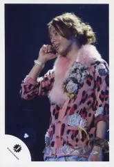 【中古】生写真(ジャニーズ) Kis-My-Ft2/藤ヶ谷太輔/ライブフォト・上半身・衣装ピンク・豹柄・右手イヤホンマイク・首傾げ・体左向き/公式生写真