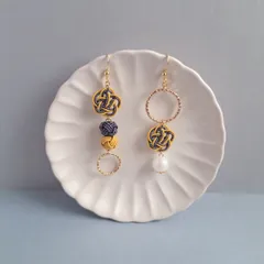 梅結びとあわじ玉と輪っか　アシンメトリーな水引ピアス・イヤリング《金茶と紫銀》