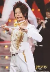 【中古】生写真(ジャニーズ) Hey! Say! JUMP/岡本圭人/ライブフォト・膝上・衣装白・両手ステッキ・目線右・枠無し/JOHNNYS’ World