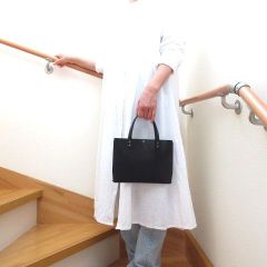 《L.C.雅》牛革・新サイズ♪フラットミニマルトート・スムースブラック・032