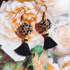 タッセルも揺れる、ぷっくりピアス　　　　　　　　　★エレガントな黒色★