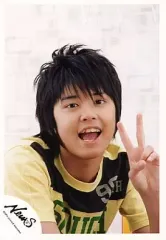 【中古】生写真(ジャニーズ) NEWS/手越祐也/バストアップ・衣装黄色・黒・左手ピース・口開け・背景白/公式生写真