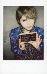【中古】生写真(男性) UNiTE.(ユナイト)/結/上半身・衣装青.黒.白・両手ボード・背景グレー/生チェキ
