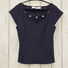 【 tocco closet 】トッコクローゼット フラワーパールビジュー付きスカラネックリブトップスのサムネイル