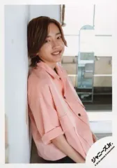 【中古】生写真(ジャニーズ) なにわ男子/道枝駿佑/上半身・衣装ピンク・両手下・右向き・笑顔・壁に寄りかかり/「ジャニーズJr.8・8祭り～東京ドームから始まる～」グッズオフショット/公式生写真