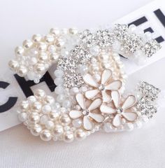 フラワーデコレーションされた可愛らしいCCマークブローチ white