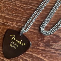 ギターピック　ペンダントネックレス　(3mm) Fender ダークブラウン