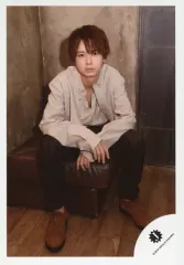 【中古】生写真(ジャニーズ) HiHi Jets/井上瑞稀/全身・座り・衣装ベージュ・黒・両手交差・口閉じ/「DREAM BOYS」グッズオフショット/公式生写真