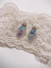 ハンドメイドピアス　レジン　花　蝶々　アシンメトリー