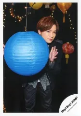 【中古】生写真(ジャニーズ) Hey! Say! JUMP/知念侑李/膝上・衣装黒・左手パー・前屈み・顔右向き・背景黒・ランタン/「Hey! Say! JUMP LIVE 2019 in Taipei」グッズオフショット/公式生写真