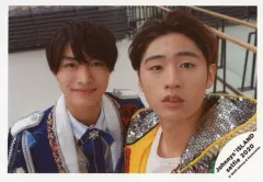 【中古】生写真(ジャニーズ) ジャニーズJr./那須雄登・猪狩蒼弥/横型・バストアップ・衣装白・青・黄色・両手下・猪狩歯見せ/Johnnys’ ISLAND セルフィー 2020/公式生写真