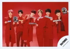 【中古】生写真(ジャニーズ) SixTONES/集合（6人）/横型・全身・衣装赤・ロゴ持ち・背景赤/Johnnys’ ISLAND STORE グッズオフショット’20夏/公式生写真