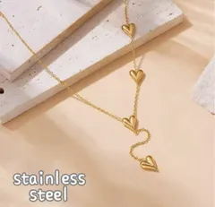 ♡冬アクセサリー ゴールドカラーの華奢チェーンネックレス アシンメトリーデザインで小ぶりのハートモチーフが揺れる可愛いステンレス製アクセサリー 冬コーデ 冬アクセ