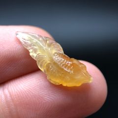 天然　本翡翠　アイスレッド　彫刻ルース　8.20ct　金魚　彫刻　縁起物　希少　1点物　国内ミニ鑑別書付き