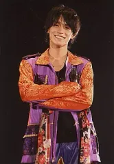 【中古】生写真(ジャニーズ) 関ジャニ∞/錦戸亮/衣装オレンジ紫・腕組み・背景黒/公式生写真