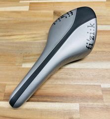 fi'zi:kフィジーク サドル ARIONE CX アリオネ fi'zi:k(フィジーク)ARIONE R3 K:IUMレールFORスネーク ブラック