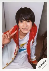 【中古】生写真(ジャニーズ) Lil かんさい/嶋崎斗亜/膝上・座り・衣装白・赤・右手ピース・笑顔/「関ジュ 夢の関西アイランド 2020 in 京セラドーム大阪 ～遊びにおいでや!満足 100%～」グッズオフショット/公式生写真