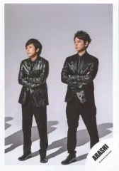 【中古】生写真(ジャニーズ) 嵐/松本潤・二宮和也/全身・衣装黒・両手腕組み・右側松本・左側二宮/アルバム“「untitled」”PV＆ジャケ写撮影オフショット/公式生写真