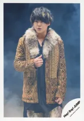 【中古】生写真(ジャニーズ) Hey! Say! JUMP/有岡大貴/膝上・衣装黄色・グレー・黒・右手胸元・煙/アルバム「PARADE」MV＆ジャケ写オフショット/公式生写真